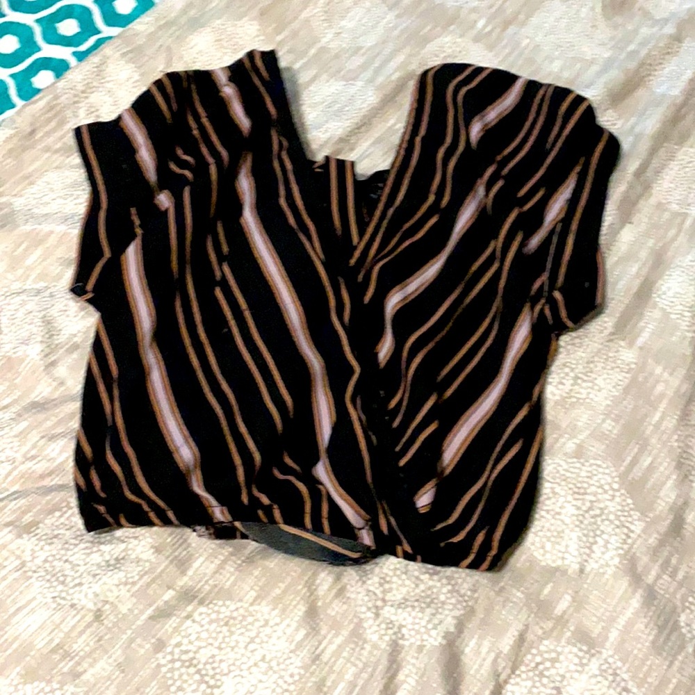 Short sleeve blouse. Cropped  waist fit